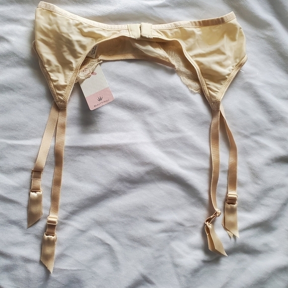 Triumph Garter Belt Nude Lace with Speckles - Small - Picture 5 of 6